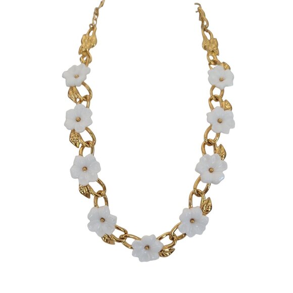 Trifari TM Gold Tone White Daisy Lucite Flower Necklace & Clip-On Earrings K358 - Picture 2 of 10